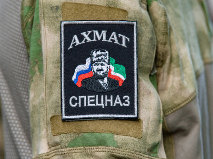 Командир «Ахмата» с позывным "Аид" показал трофейную зажигалку бойца ВСУ