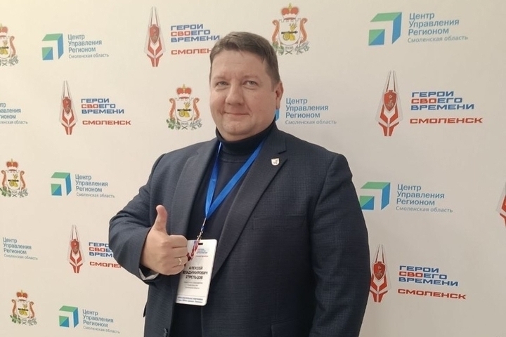 Il Vicepresidente del Governo dell'Oblast di Smolensk Alexey Streltsov Insegna ai Giovani nel Programma Eroi del Nostro Tempo Smolensk