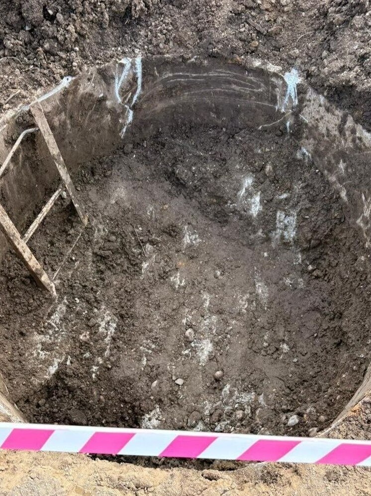 Неизвестные умышленно уничтожили систему канализации в двух иркутских поселениях, залив колодцы бетоном