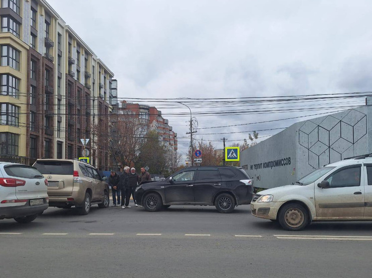 На перекрёстке в центре Рязани столкнулись две иномарки