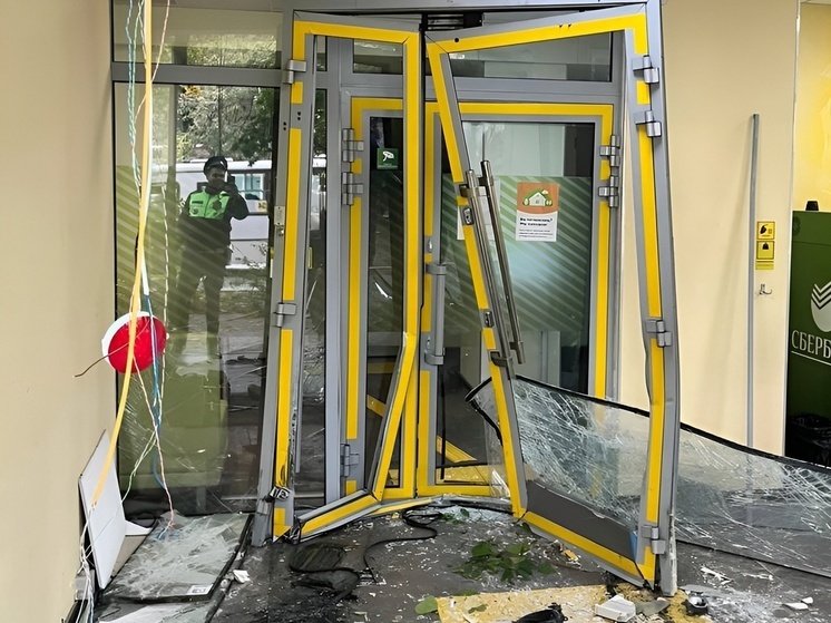 На Северной в Краснодаре легковушка протаранила помещение банка