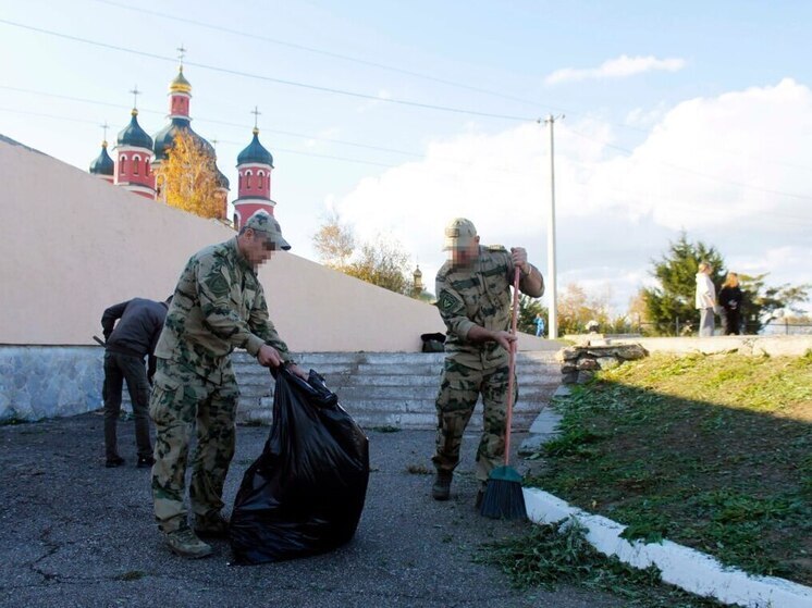 Росгвардейцы провели акцию по благоустройству мемориала в Херсонской области