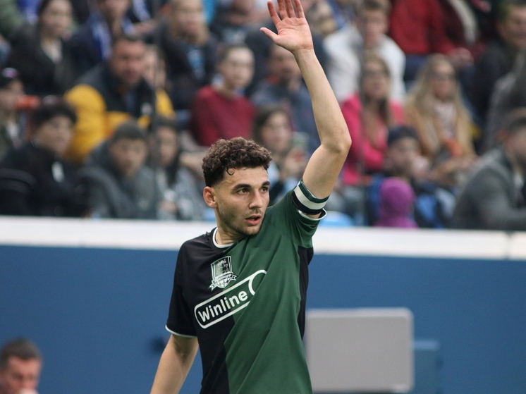 Турецкое издание Ajansspor сообщило, что стамбульский «Галатасарай» проявляет интерес к полузащитнику «Краснодара» Эдуарду Сперцяну. По информации источника, главный тренер «Галатасарая» Окан Бурук ищет креативного хавбека и определил Сперцяна в качестве приоритетной цели. Стамбульский клуб планирует в январе 2026 года направить «Краснодару» официальное предложение, чтобы заранее оформить трансфер игрока, чей контракт истекает летом 2026 года.