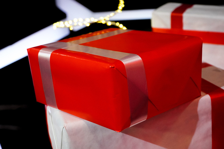 Эксперт по этикету рассказала, как правильно вручить и принять подарок