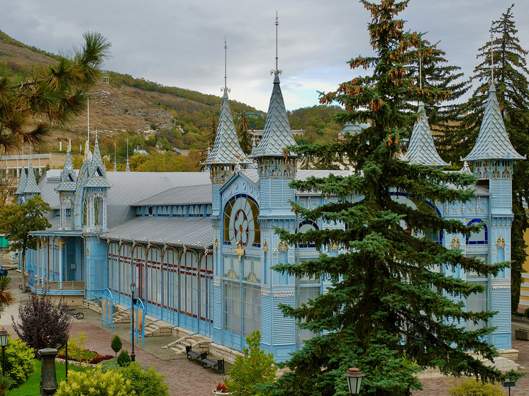 Маршрут протяженностью 100 км охватывает Железноводск, Пятигорск, Ессентуки и Кисловодск