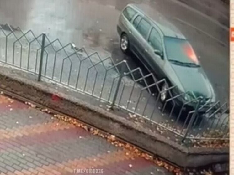 Вспыхнувшую из-за неисправной проводки иномарку потушили воронежские полицейские