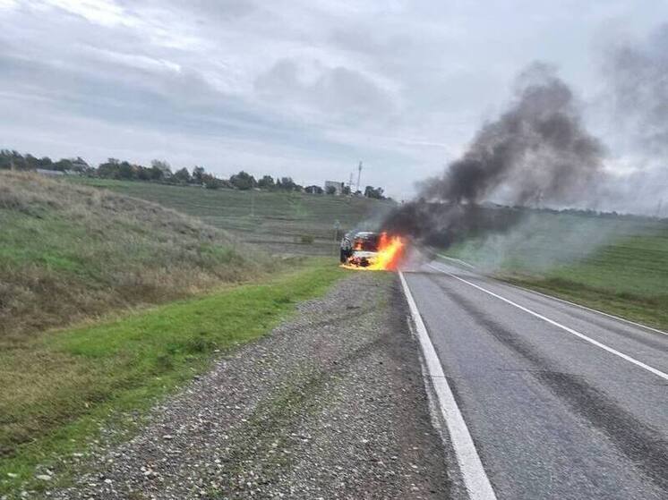 Пожарные Ставрополья потушили загоревшийся на трассе автомобиль