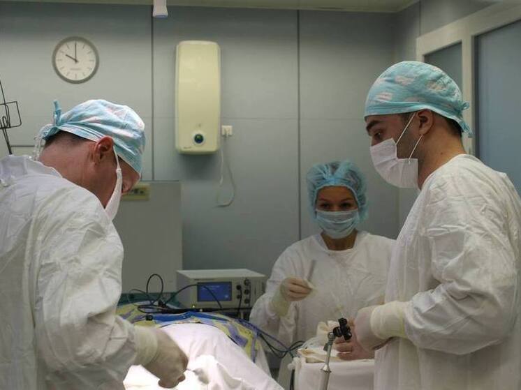 Астраханские врачи вместе с федеральным нейрохирургом спасли пациентку от опасной опухоли мозга