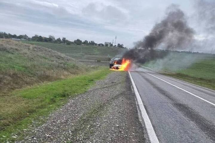 Incendio su un'auto sulla strada Kochubey-Zelenokumsk-Mineralnye Vody: cause e conseguenze di un evento critico
