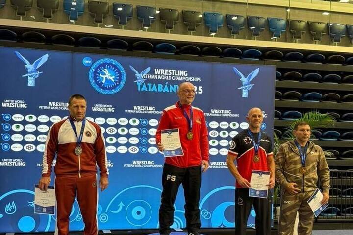 Sergey Shanyavsky vince medaglia d'argento al campionato mondiale di lotta sportiva tra veterani