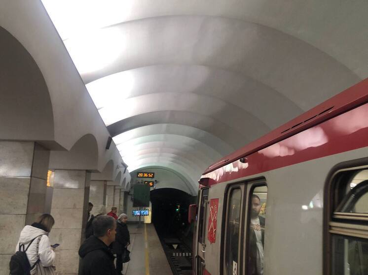 Красная ветка в Петербурге продолжила работу с увеличенным интервалом и битком