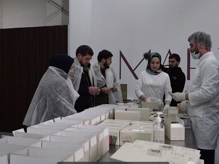 Кадыров с женой и детьми посетил шоколадную фабрику