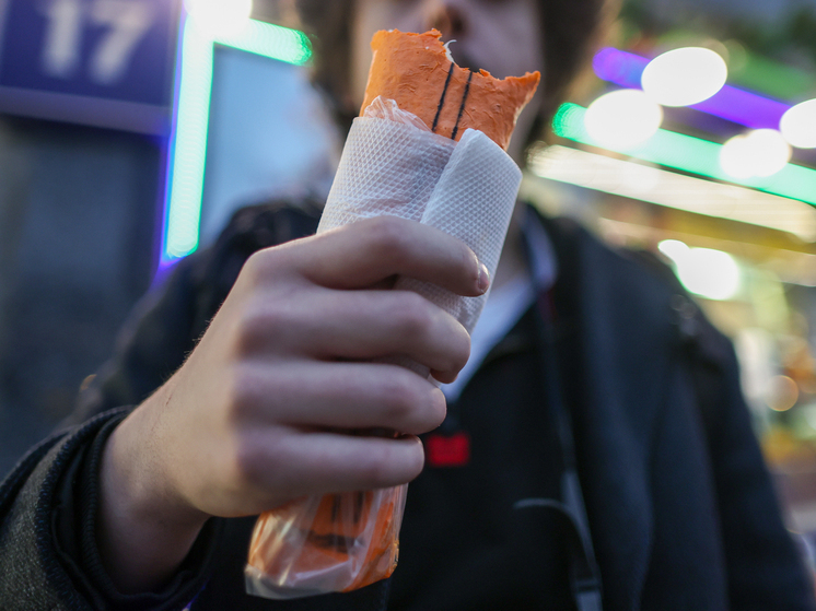 Двух шаурмистов в Москве осудили за отравление людей сальмонеллой