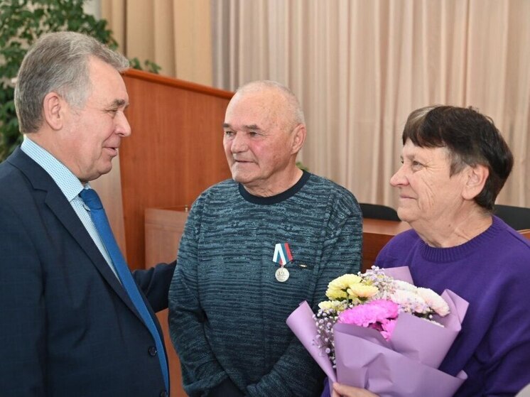Председатель АКЗС Александр Романенко встретился с родителями героев СВО и вручил медаль «Отец солдата»