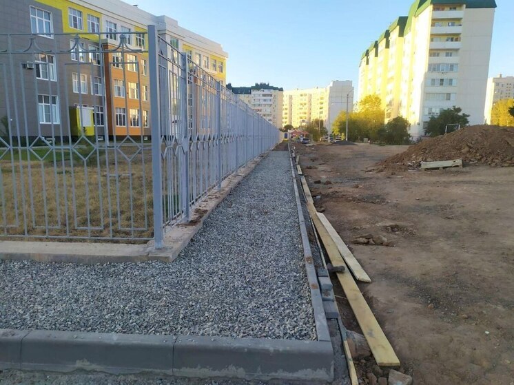 В Астрахани обустраивают тротуары к школам