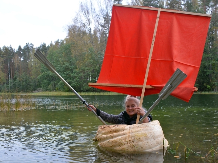 Петербурженка вырастила гигантскую тыкву и отправилась в плавание по озеру