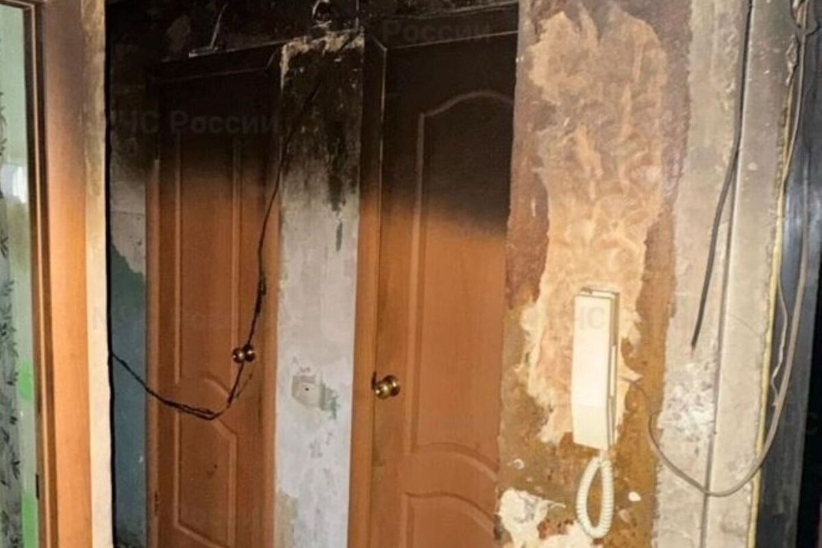 Пятнадцать пожарных ночью тушили квартиру в Калуге