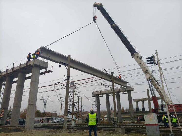 На мосту в Новосинеглазово начали монтировать балки