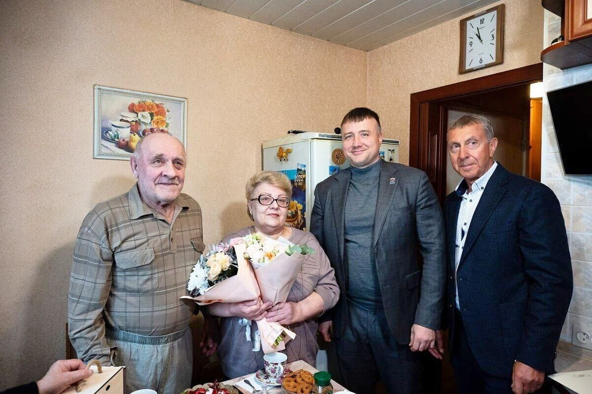 Глава Серпухова поздравил с золотой свадьбой родителей участника СВО