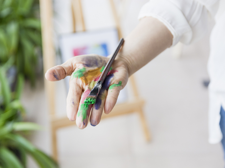 В ДНР волонтеры культуры проводят арт-терапию для детей из зоны СВО