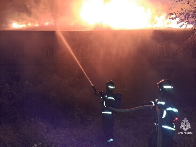 26 пожарных тушили подожженную двухэтажку в Старом Осколе