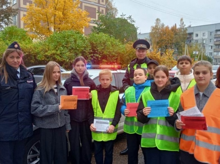 В Великих Луках прошла акция «Вместе за безопасность дорожного движения»