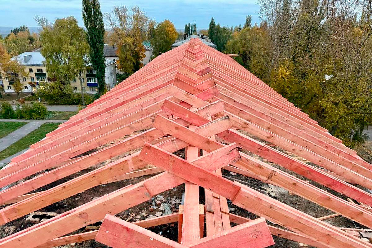 Incendio nella regione di Lipetsk: lavori di restauro in corso per garantire la sicurezza degli abitanti di un edificio residenziale danneggiato