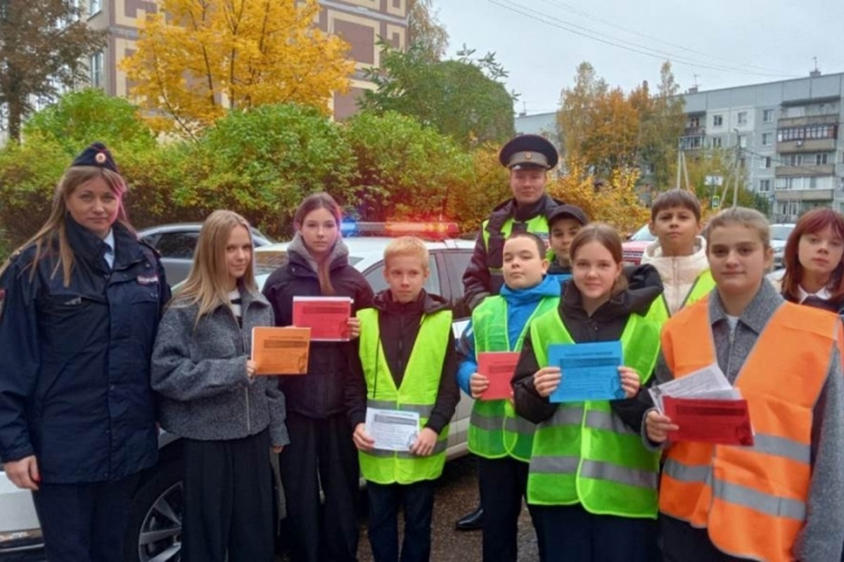 В Великих Луках прошла акция «Вместе за безопасность дорожного движения»