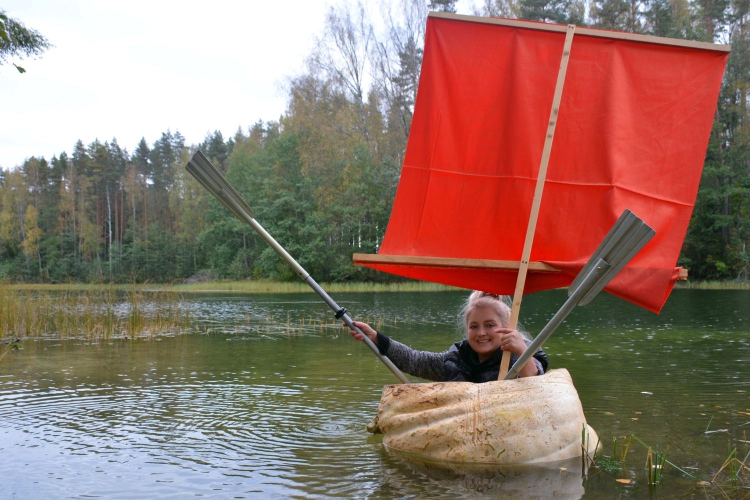 Юлия Богданова с гигантской тыквой, которую она превратила в кораблик