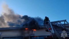 В спорткомплексе барнаульской школы вспыхнуло 600 «квадратов» — видео