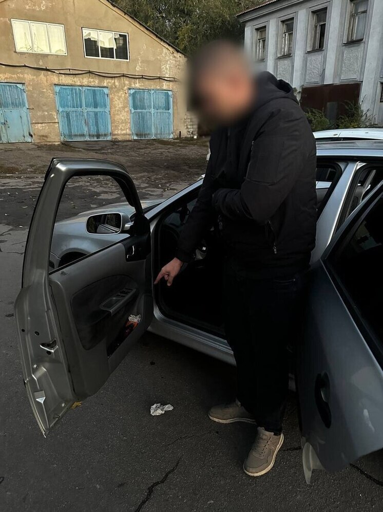 В центре Донецка поймали закладчика, который распространял наркотики на машине