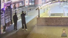 омичи стреляли по стеклу подземного перехода