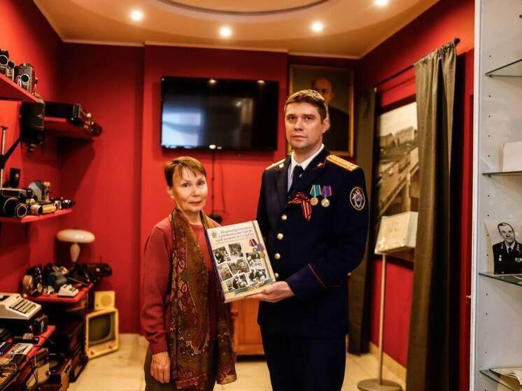 Тверские следователи СК передали уникальную книгу дочери первого регионального криминалиста о ее отце