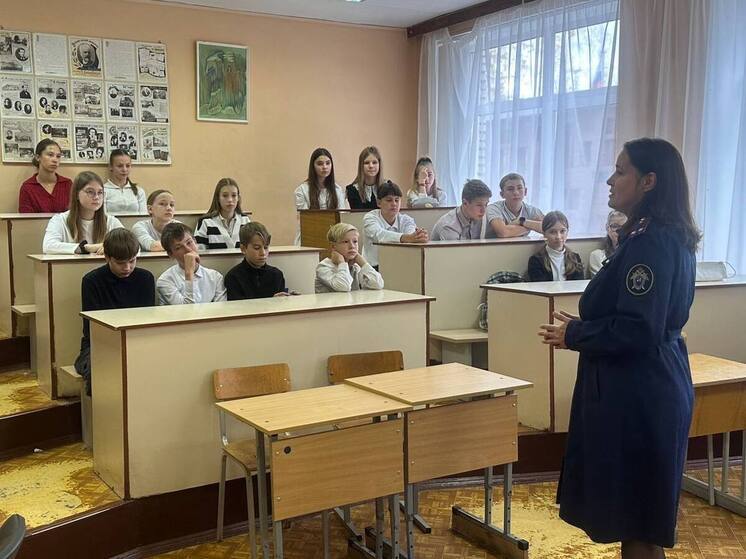Сотрудники Следственного комитета провели правовой урок в псковском лицее
