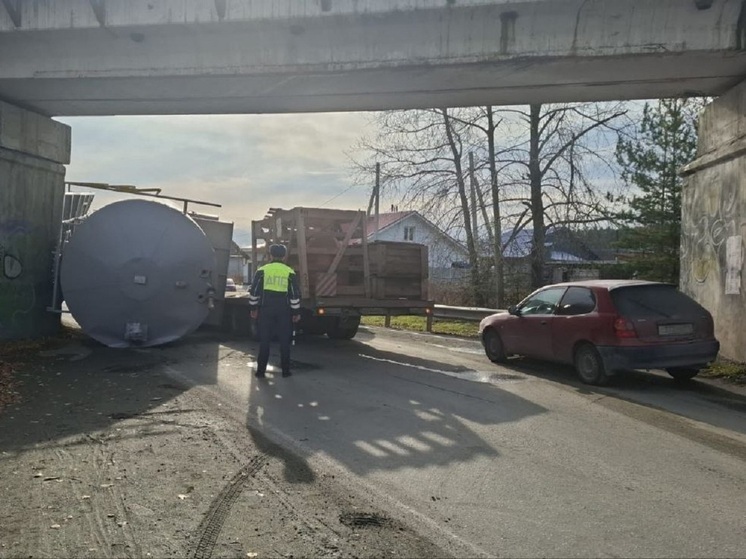 В Ревде грузовик врезался в мост и опрокинул цистерну