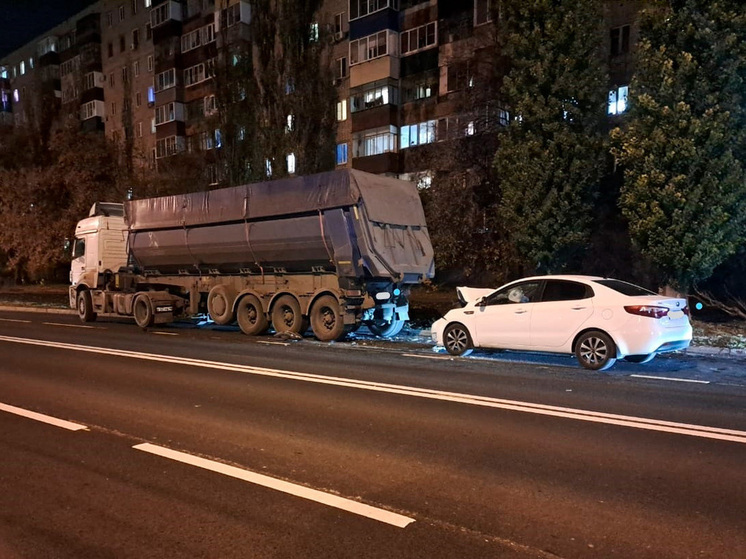В Липецке столкновение иномарки с грузовиком привело к госпитализации 7-летнего пассажира