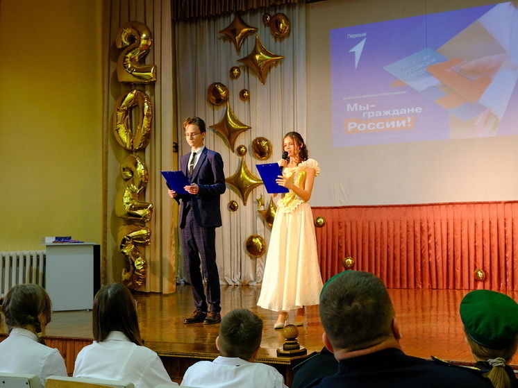 В Йошкар-Оле офицер Росгвардии вручил первые паспорта юным гражданам России