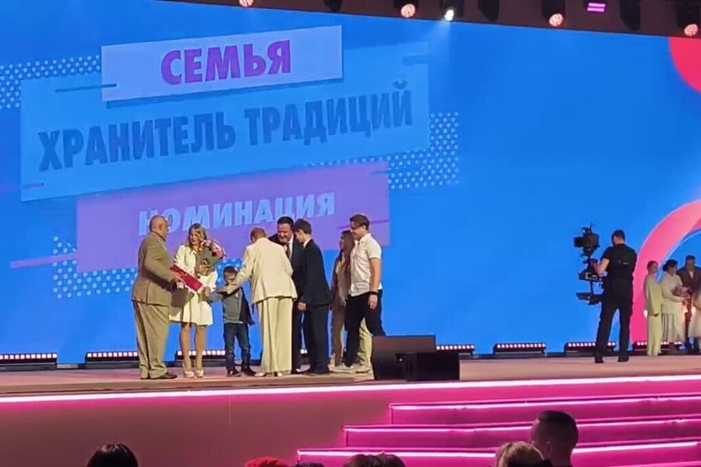 Famiglia Ucraina Vincitrice del Concorso "Famiglia dell'Anno 2025": Un Esempio di Coesione e Valori Tradizionali