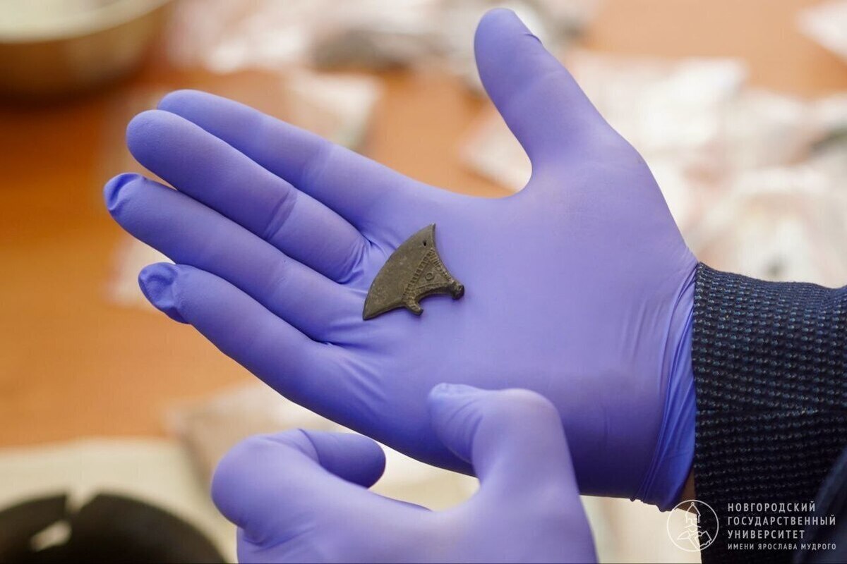 Scoperta archeologica a Novgorod: antichi giocattoli per bambini gettano luce sulla vita quotidiana nel Medioevo