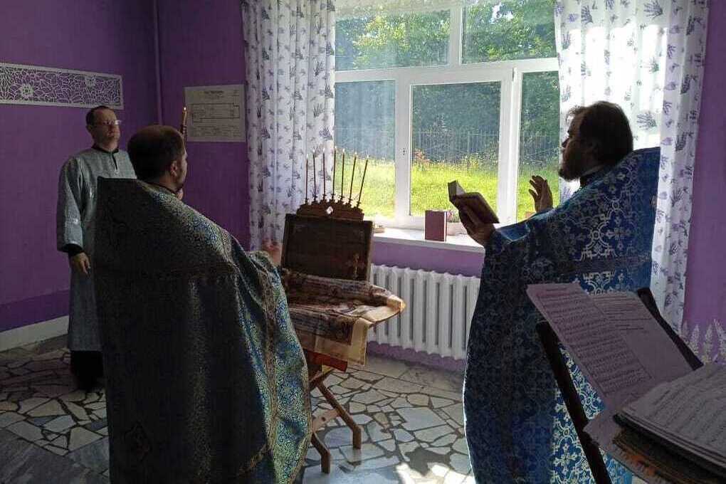 Prima Liturgia Divina al Centro di Aiuto per Bambini "Raspravy Kryl'ya": Un Passo Avanti nella Vita Spirituale della Comunità