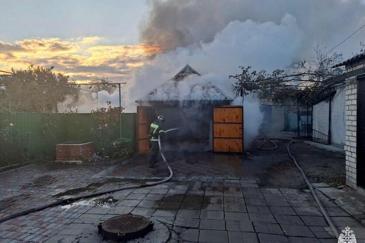 Запорожские спасатели потушили в Приморске гаражный пожар