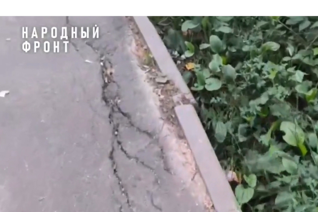 Deterioramento del marciapiede di via Ignatova a Orel: cause, conseguenze e necessità di intervento