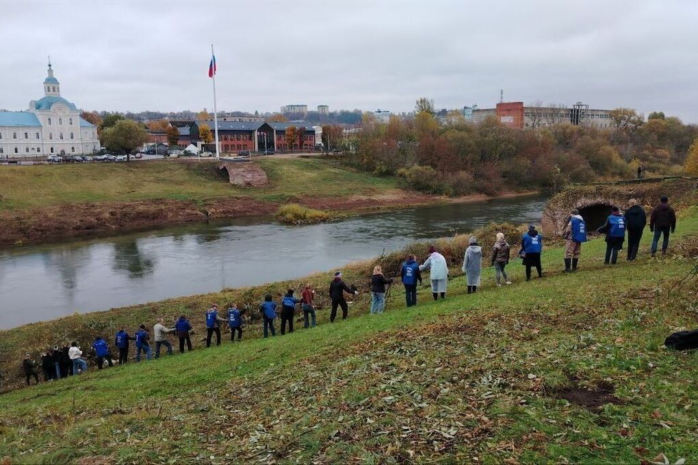 Smolensk si impegna per l'ambiente: una nuova iniziativa di pulizia sulla riva del fiume Dnepr