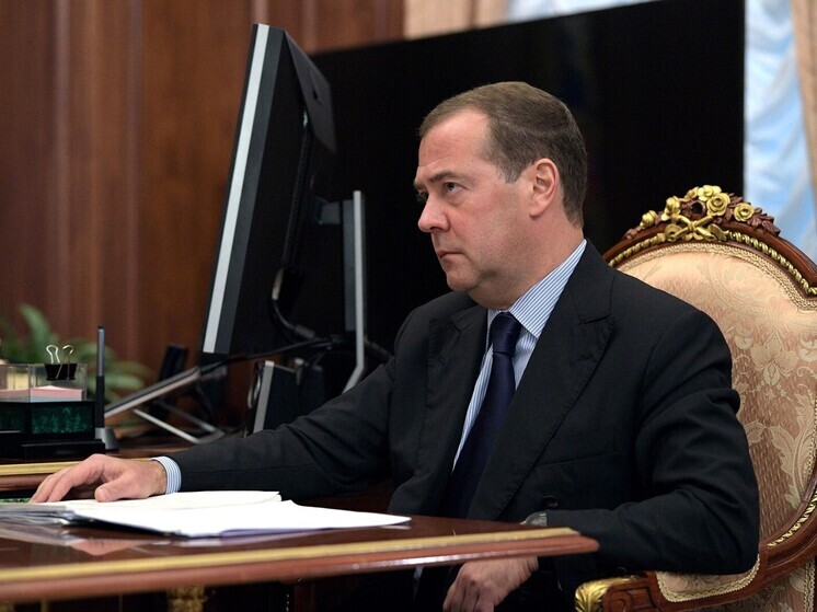 Медведев: контракт с ВС РФ в 2025 году заключили 336 тысяч человек