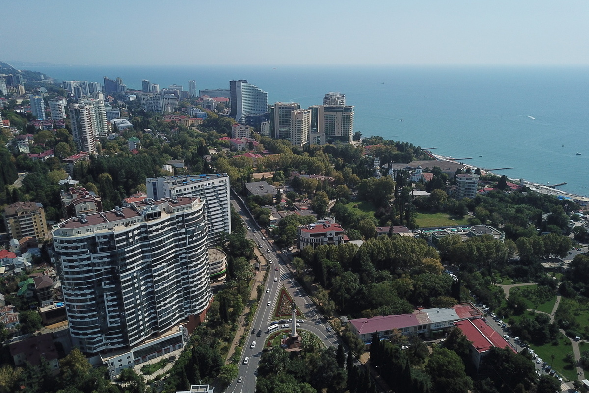 Difesa aerea attiva a Sochi dopo attacco di droni: situazione sotto controllo ma preoccupante per la sicurezza della città