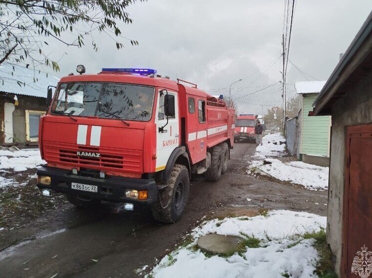 В райцентре Алтайского края вспыхнуло 200 «квадратов» производственного здания
