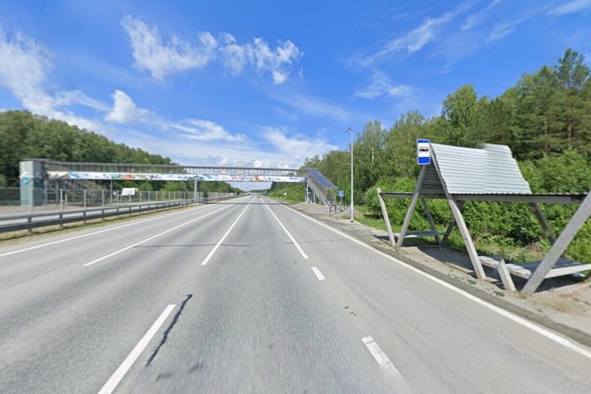 Incidente stradale a Ekatrinburg: un'auto distrugge una fermata dell'autobus sulla strada di Seroskij