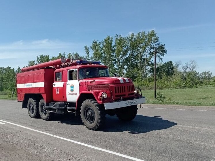 В Горно-Алтайске загорелся магазин на улице Ленина