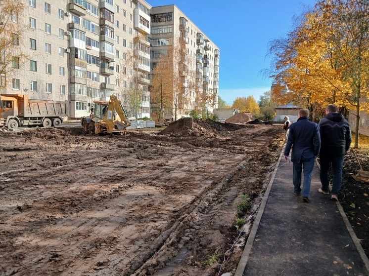 В Великом Новгороде ускорят темпы благоустройства двора на улице Державина