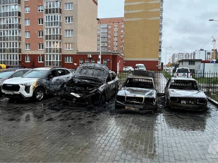 Три автомобиля сгорели при пожаре в Калининграде